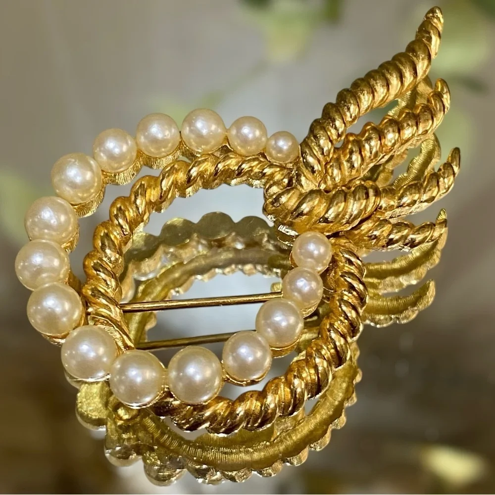 Vintage Crown Trifari Pearl Brooch Gold Tone Setting Signed